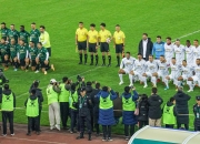 爱游戏在线-足球球迷为支持球队举行特别活动，聚集人气