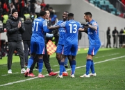 爱游戏官方-精彩纷呈的比赛中球队们各显神通，角逐激烈