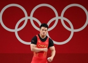 爱游戏下载-举重运动员赢得银牌，力量超群