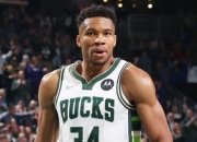 爱游戏APP-年轻球星表现抢眼，引起球迷热议