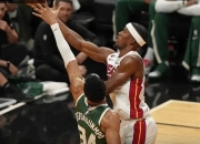 爱游戏娱乐-惊险一战！比分僵持至季后赛加时赛