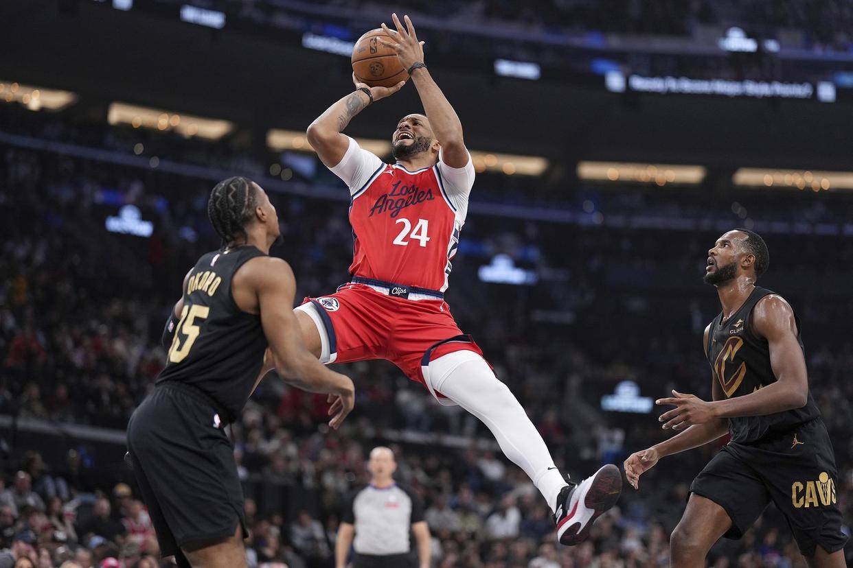 快船惊险战胜热火，小卡砍下关键三分，球队士气高涨的简单介绍