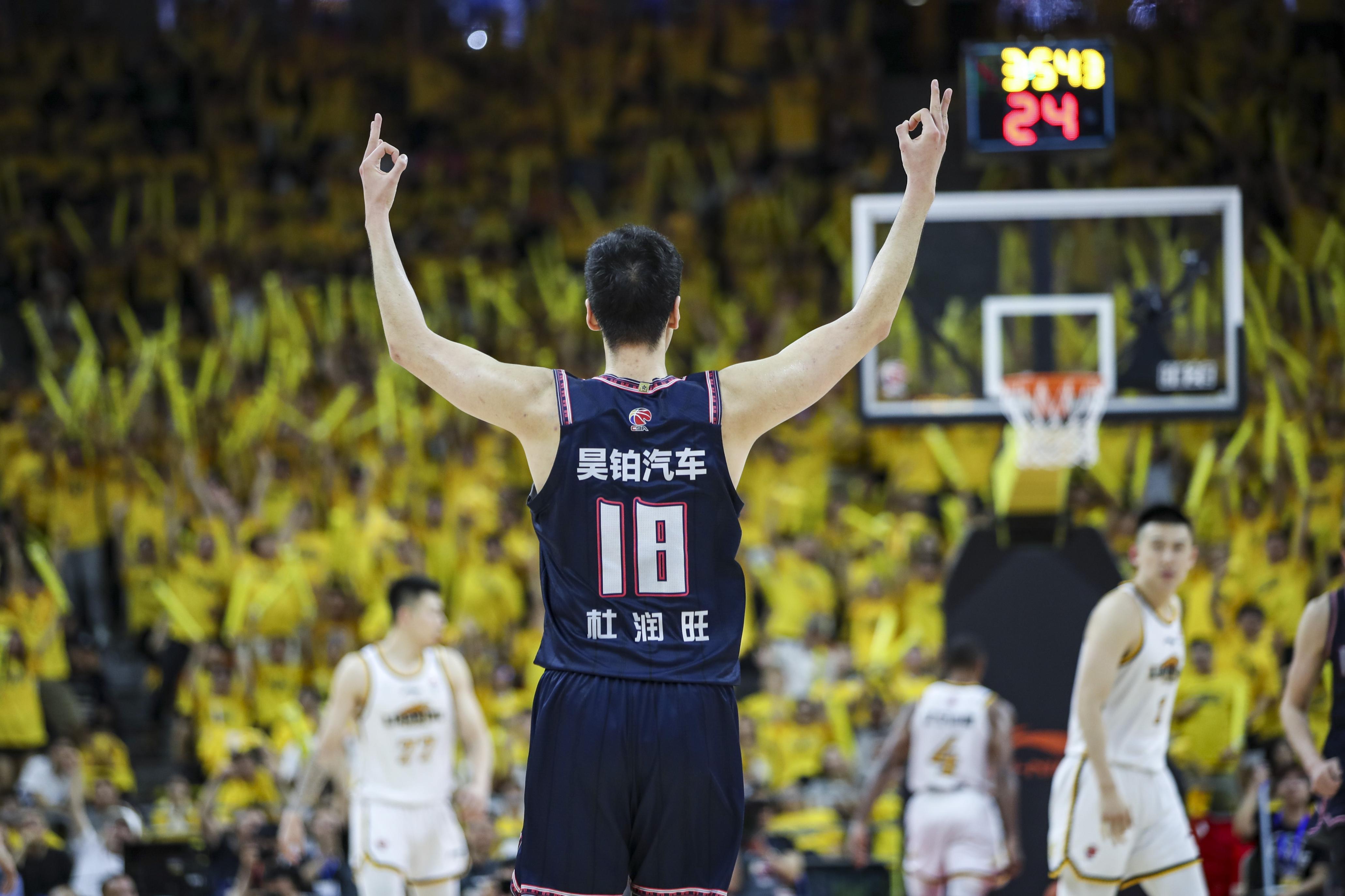 广东男篮取得关键胜利，稳健晋级