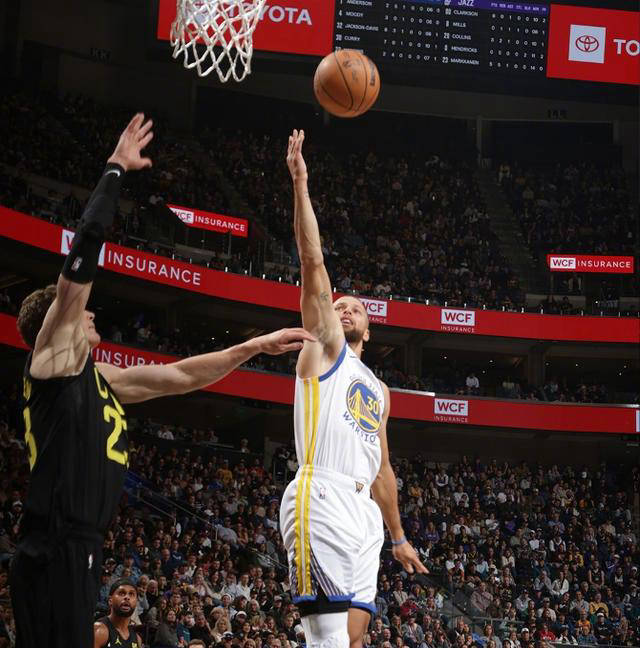 勇士主场大胜快船,库里重回状态霸气复苏 勇士主场大胜快船,库里重回状态霸气复苏