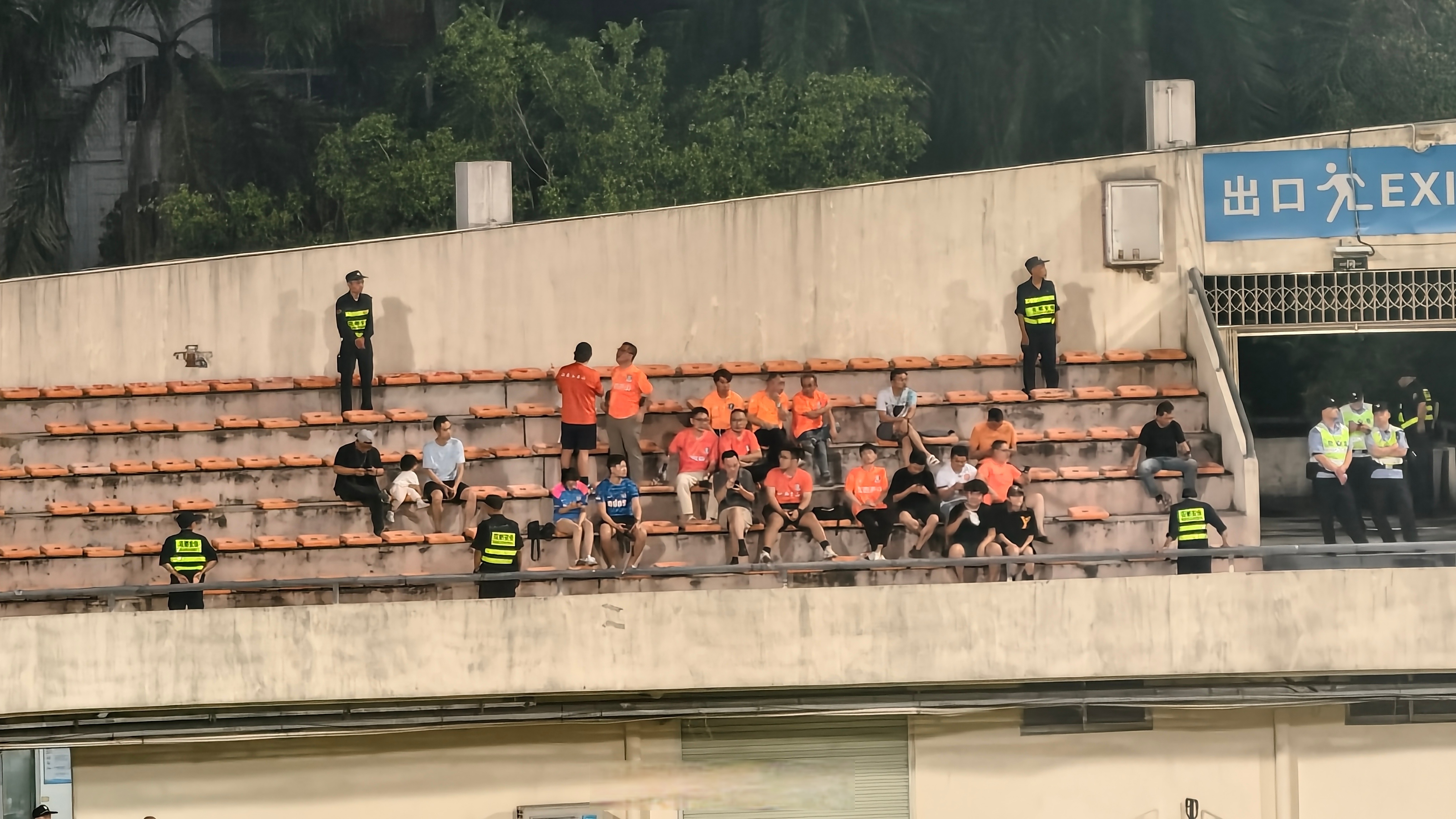 客场作战氛围热烈,球迷助威声不断的简单介绍 客场作战氛围热烈,球迷助威声不断的简单介绍