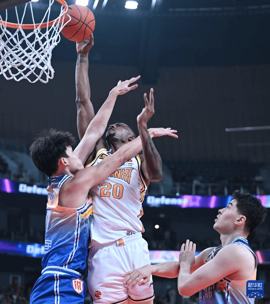 篮球赛场上双方球员发生冲突,差点爆发打斗 篮球赛场上双方球员发生冲突,差点爆发打斗