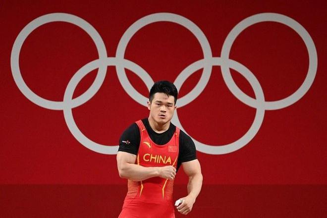 举重运动员赢得银牌,力量超群 举重运动员赢得银牌,力量超群