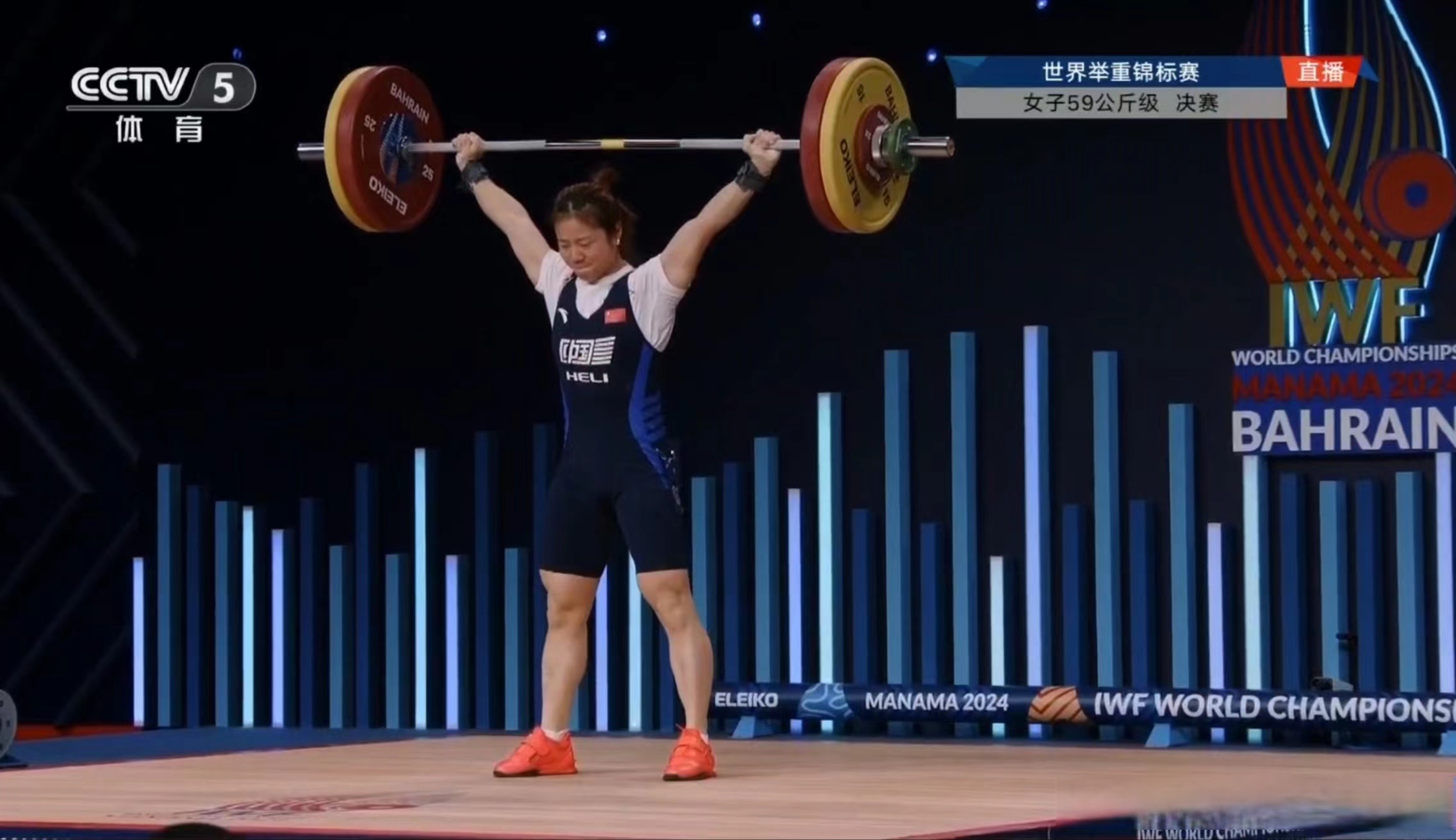 举重运动员赢得银牌,力量超群 举重运动员赢得银牌,力量超群