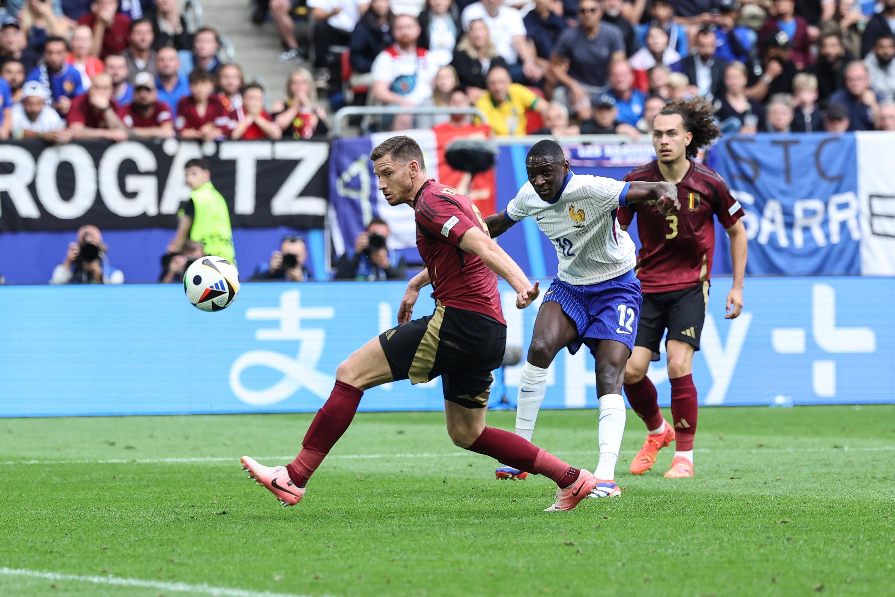 欧国杯场面火爆,球迷热血高涨,期待哪个队伍胜出? 欧国杯场面火爆,球迷热血高涨,期待哪个队伍胜出?