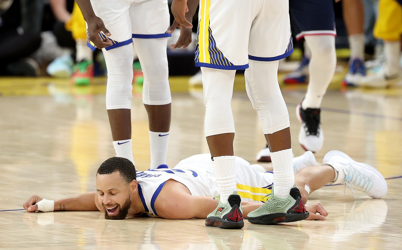 惊险一战!比分僵持至季后赛加时赛 惊险一战!比分僵持至季后赛加时赛