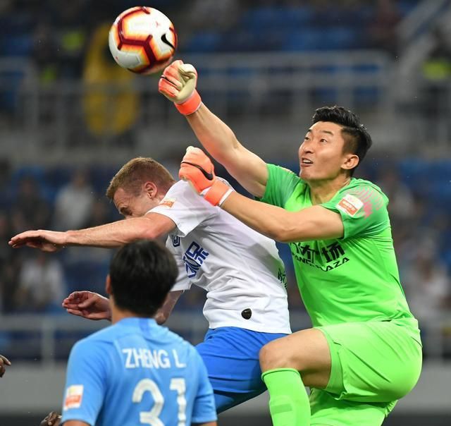 泰达门将连续扑救,助球队守住三分 泰达门将连续扑救,助球队守住三分