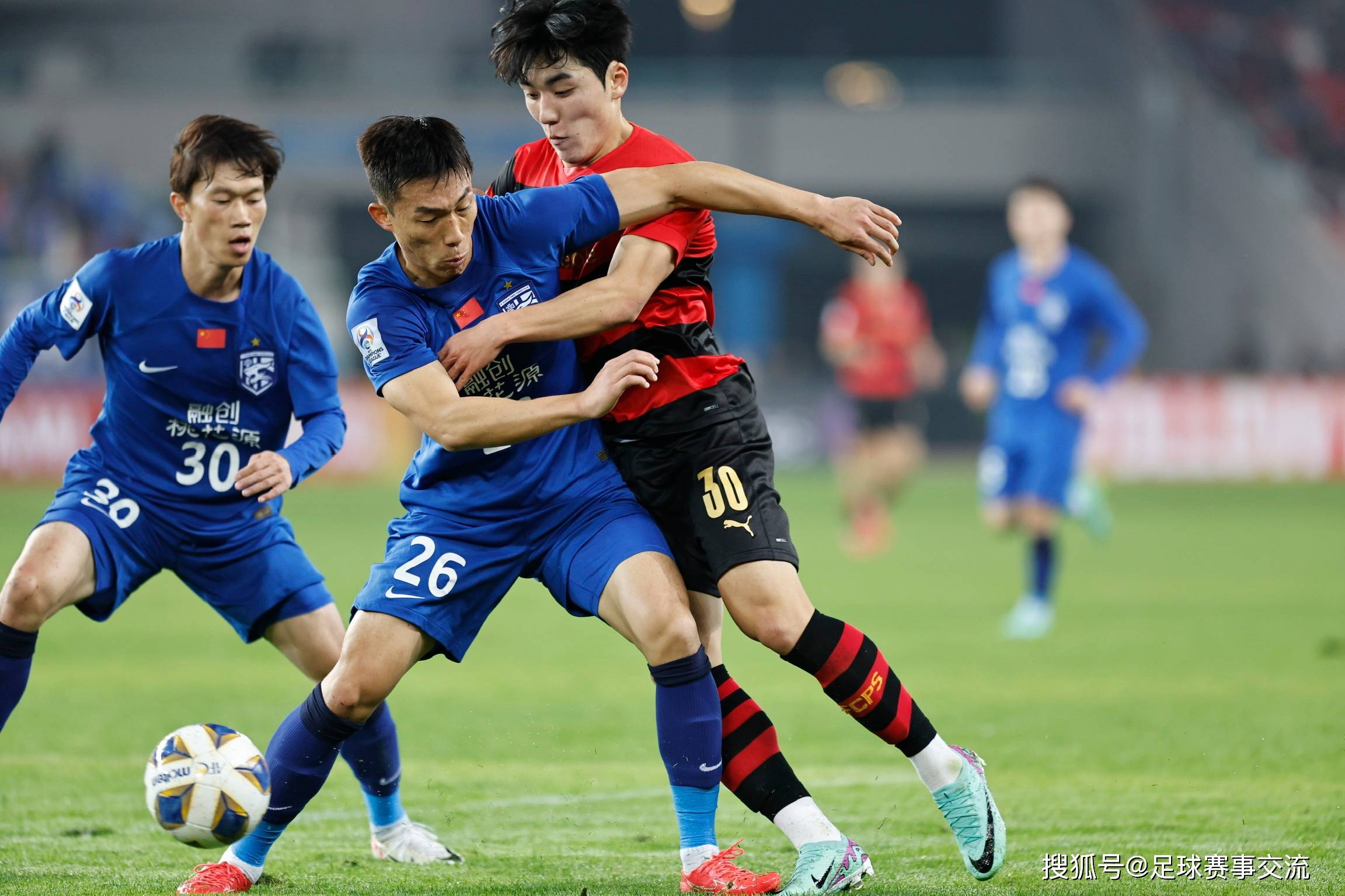 足球联赛冠军争夺战激烈,各队争相攀升的简单介绍 足球联赛冠军争夺战激烈,各队争相攀升的简单介绍