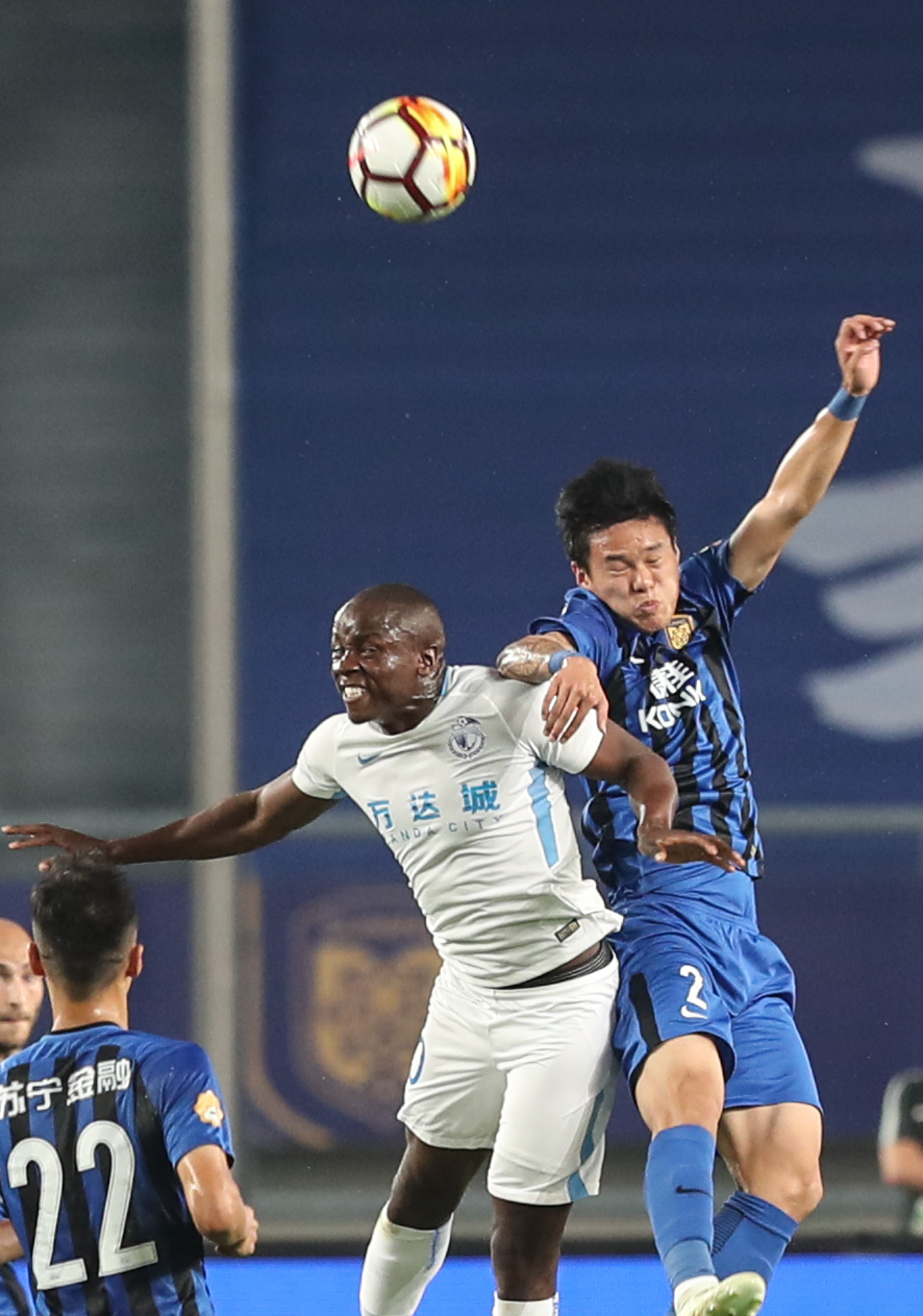 江苏苏宁对阵青岛黄海,双方对决角逐激烈 江苏苏宁对阵青岛黄海,双方对决角逐激烈