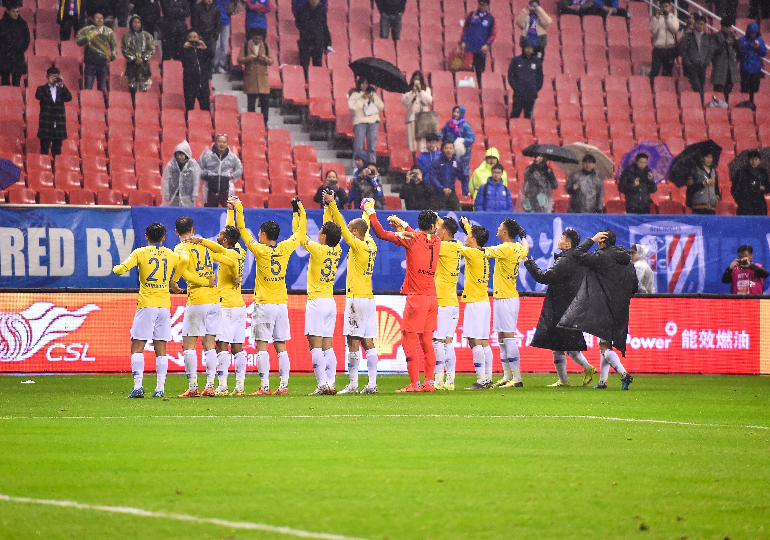 江苏苏宁对阵青岛黄海,双方对决角逐激烈 江苏苏宁对阵青岛黄海,双方对决角逐激烈