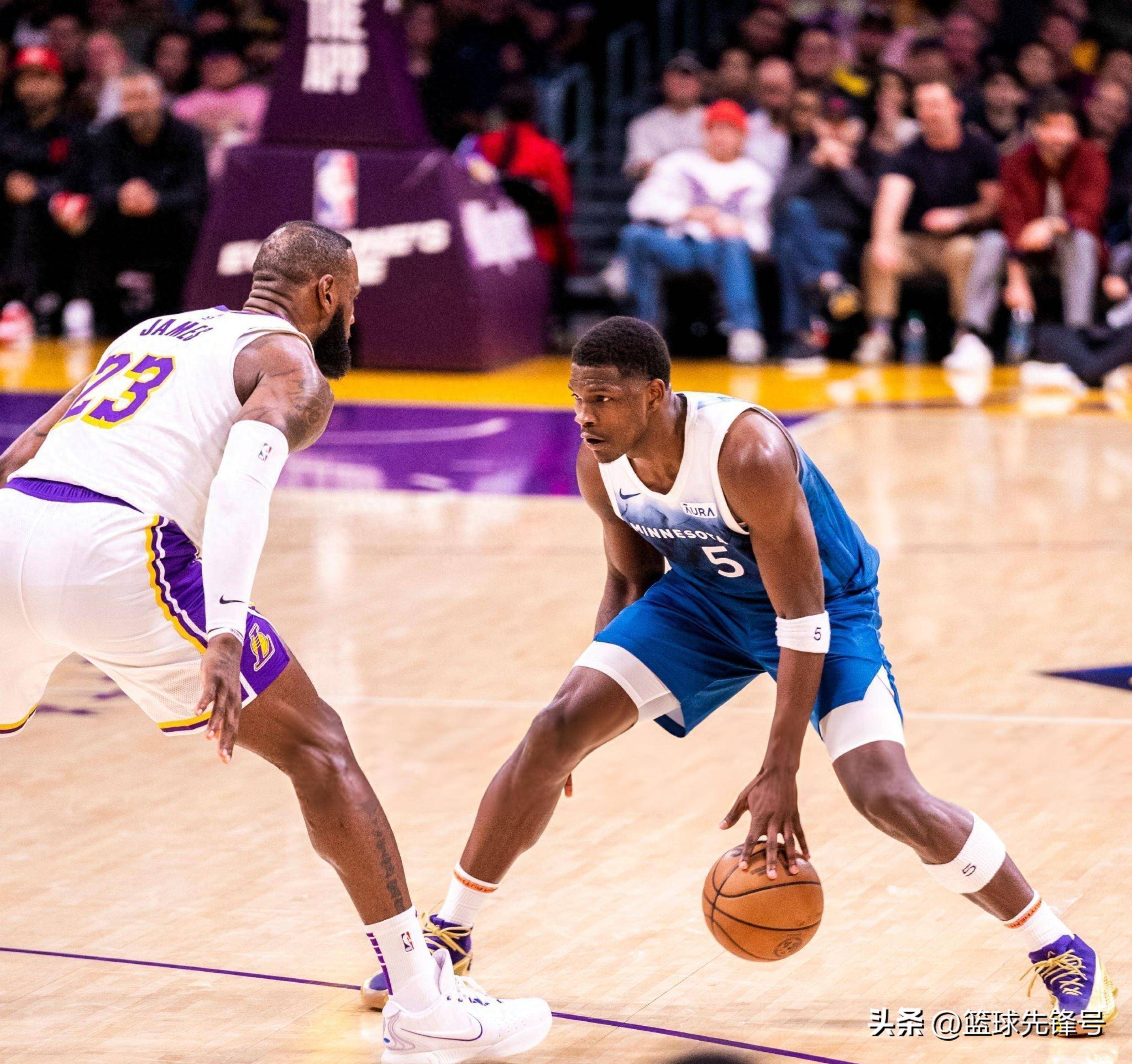 掘金主场横扫雄鹿,西部榜首战绩稳固 掘金主场横扫雄鹿,西部榜首战绩稳固