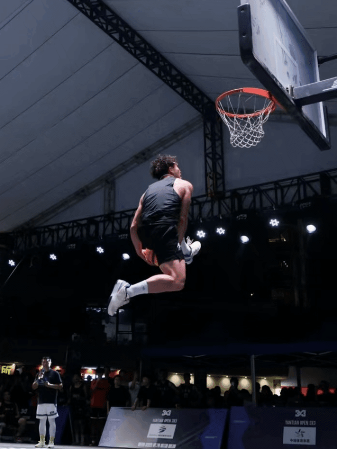 精彩瞬间!比赛中球员神奇操作震撼全场的简单介绍 精彩瞬间!比赛中球员神奇操作震撼全场的简单介绍