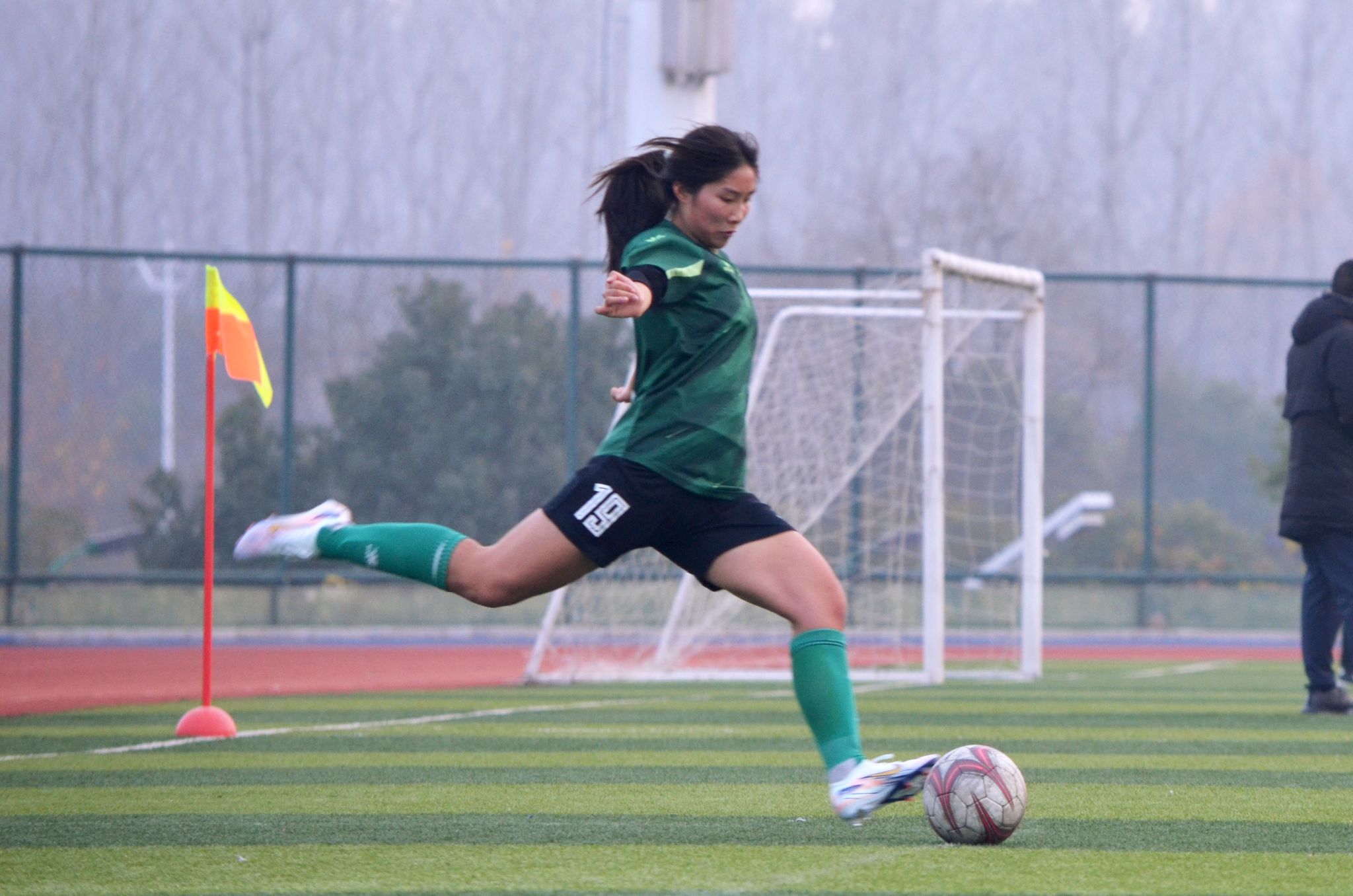 队员斗志昂扬，助力球队在激烈比拼中夺得胜利