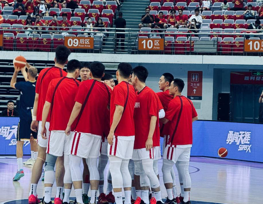 关于男篮世界杯热身赛打响，球队备战冲击冠军的信息