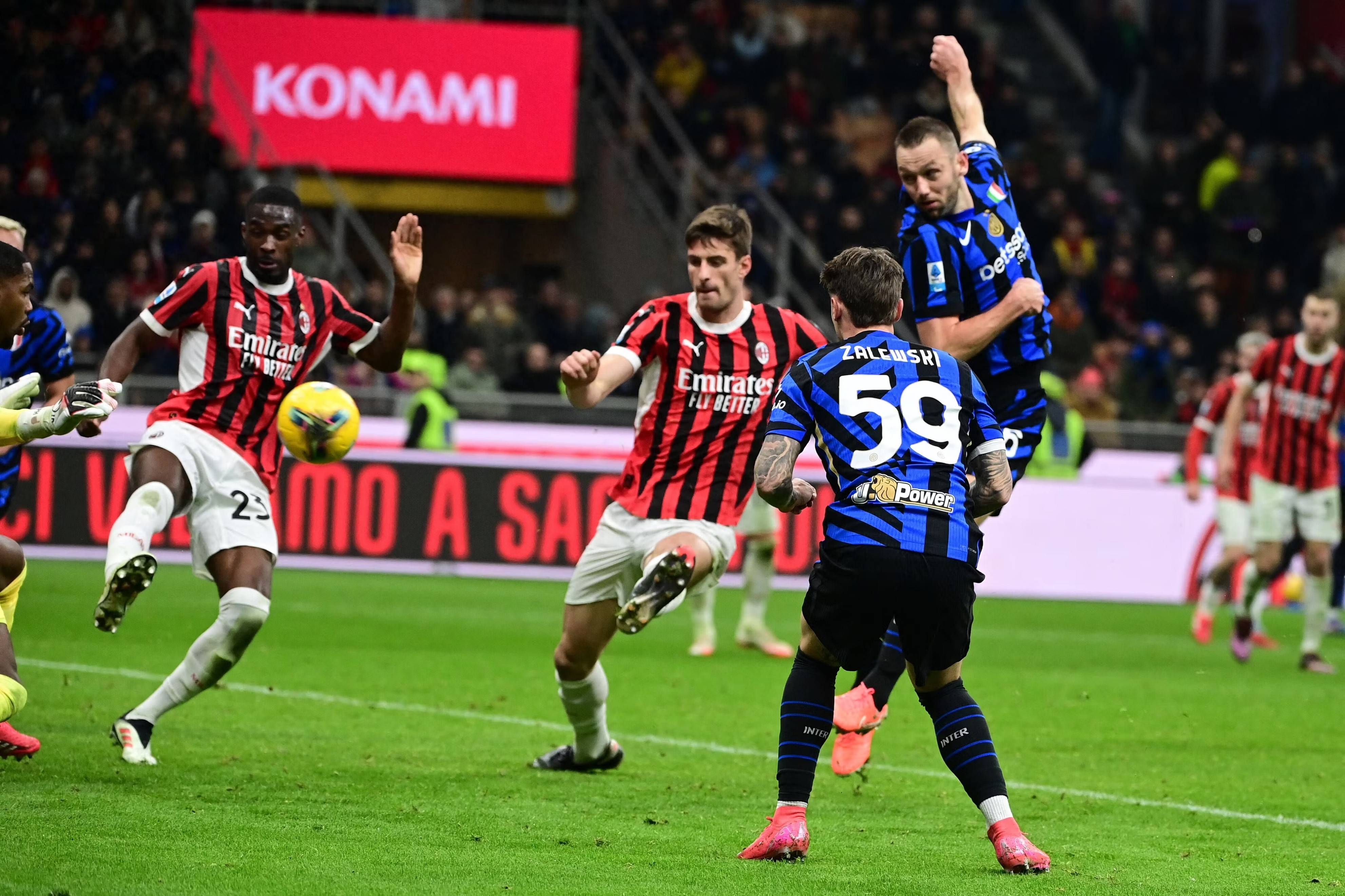 意甲比赛罕见一幕，球员不堪吹罚冲裁判