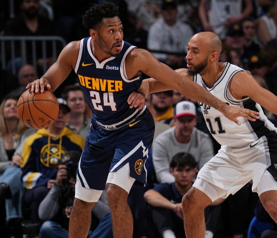 马刺队队员表现稳定,领跑西部赛区 马刺队队员表现稳定,领跑西部赛区