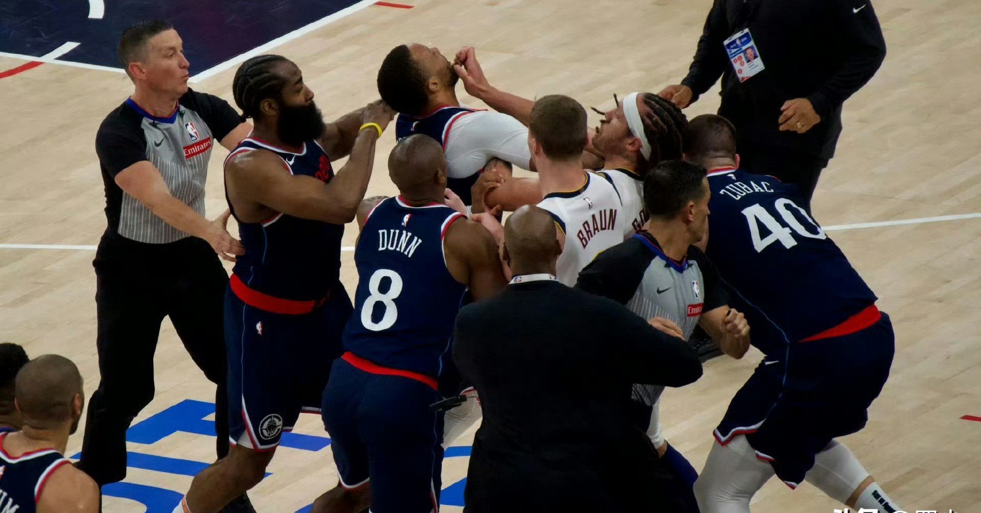 快船客场击败掘金结束四连败 快船客场击败掘金结束四连败