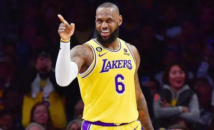 詹姆斯带领湖人队逆转战胜快船队 詹姆斯带领湖人队逆转战胜快船队