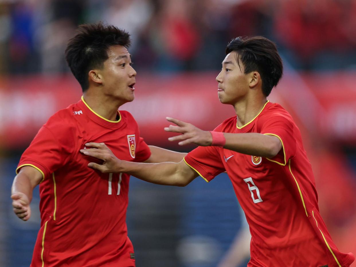 球队在比赛中奋勇拼搏争夺胜利 球队在比赛中奋勇拼搏争夺胜利