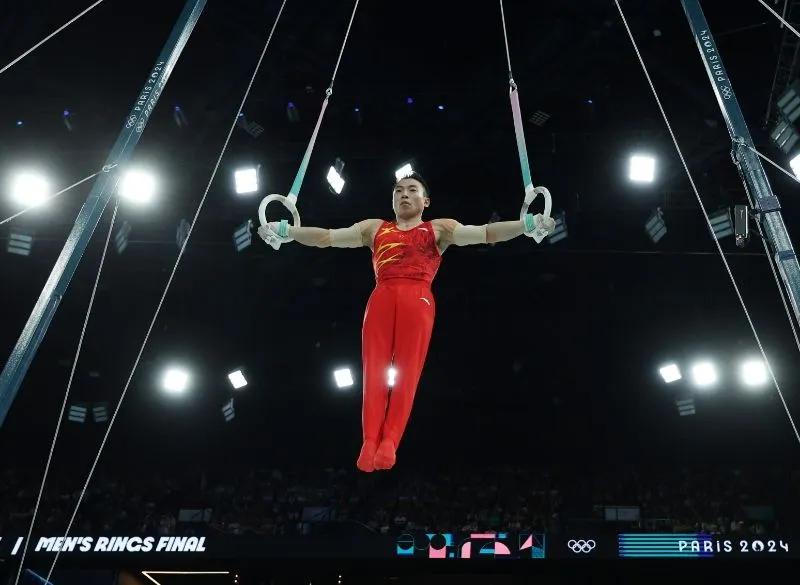 运动员在比赛中展现出色技术 运动员在比赛中展现出色技术