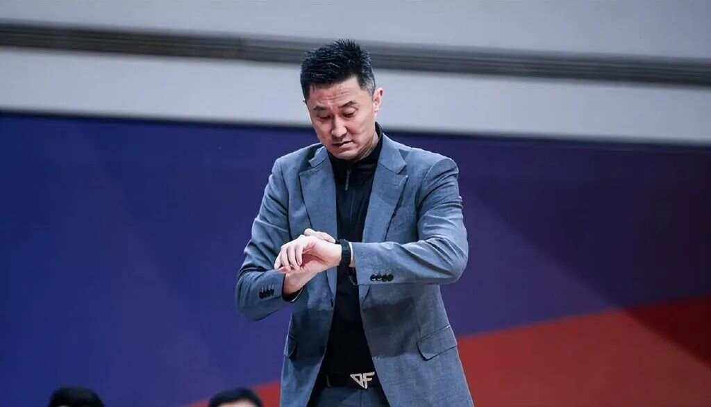 陈沁涵连中关键球,带领上海男篮取胜 陈沁涵连中关键球,带领上海男篮取胜