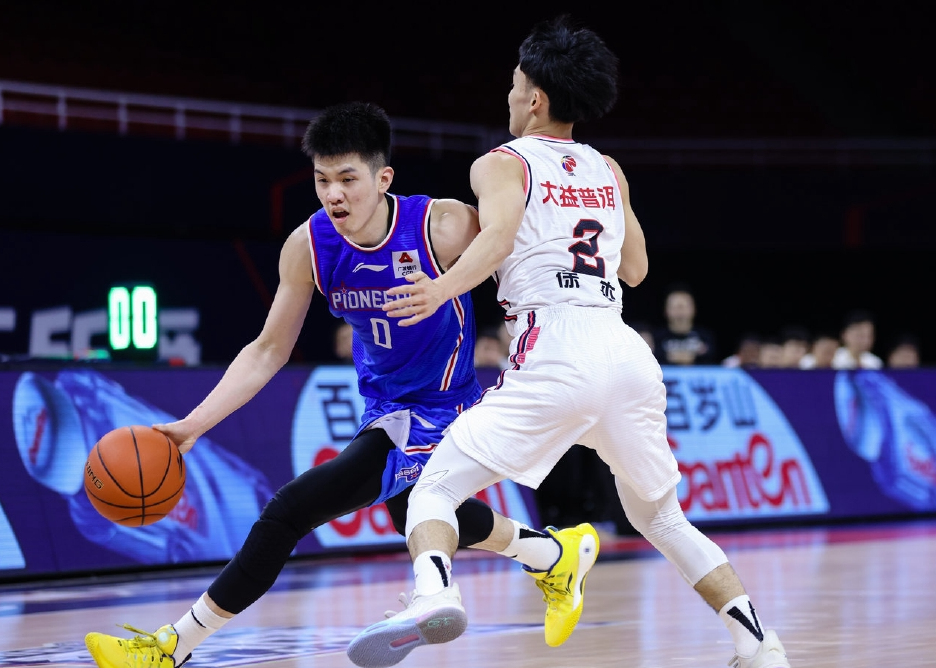 陈沁涵连中关键球,带领上海男篮取胜 陈沁涵连中关键球,带领上海男篮取胜