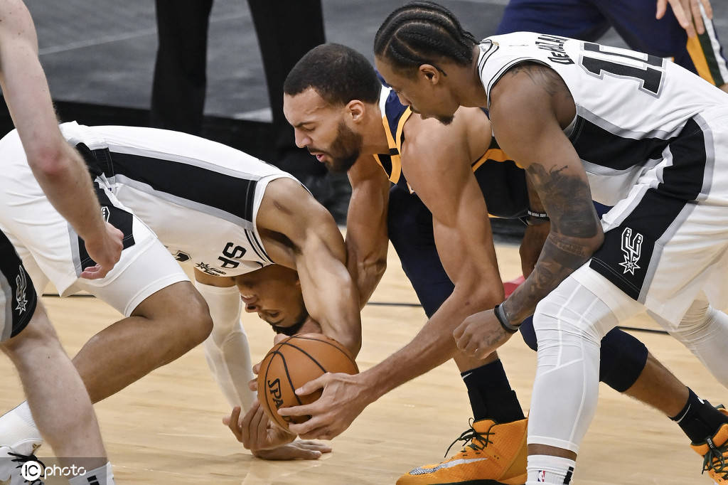 北京队横扫马刺，米切尔带队取胜